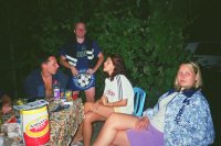 Az els este hajnal 2-3-ig tart szold iszogatsba, beszlgetsbe torkollott.