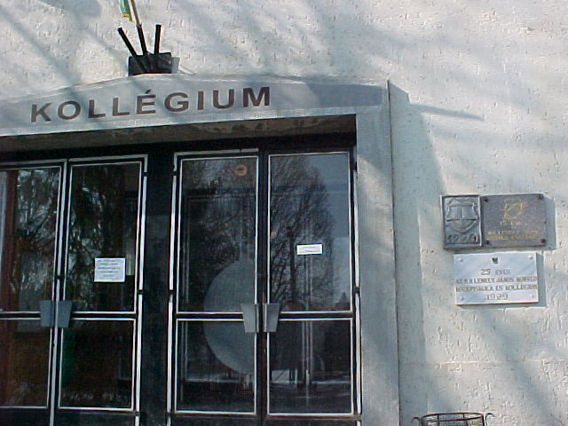 A kollgium bejrata az emlkplakettekkel